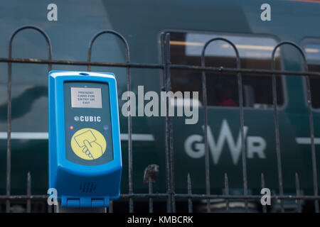 Toccare cubi card ticket terminale di convalida con un treno in background Foto Stock