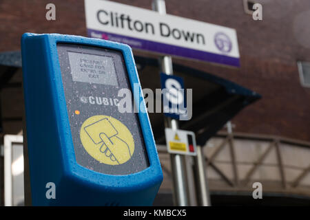 Toccare cubi card ticket terminale di convalida presso la Clifton Down stazione ferroviaria Foto Stock