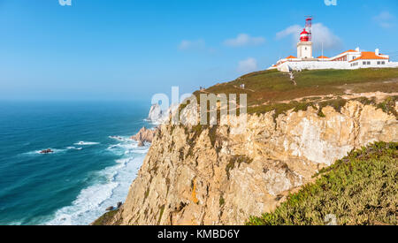 Faro e scogliere oltre oceano atlantico. Cabo da Roca, Portogallo Foto Stock