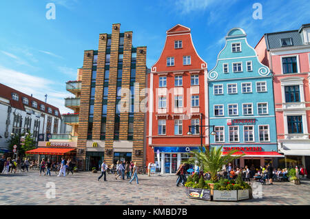 La gente camminare attraverso la kroepeliner street nel centro della città. Rostock, Germania Foto Stock