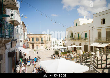 Una piccola piazza in Ostuni Puglia, Italia meridionale. Foto Stock