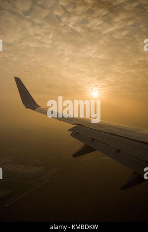 Il sole è attraverso le nuvole. vista dall'aereo finestra. Foto Stock