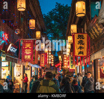 Chengdu Sichuan in Cina, 22 Novembre 2017: Jinli città antica scena notturna street view Foto Stock