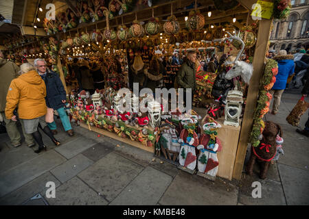 Gli amanti dello shopping e Festaioli a Manchester Mercatini di Natale intorno alla città, Manchester, Inghilterra, Regno Unito Foto Stock