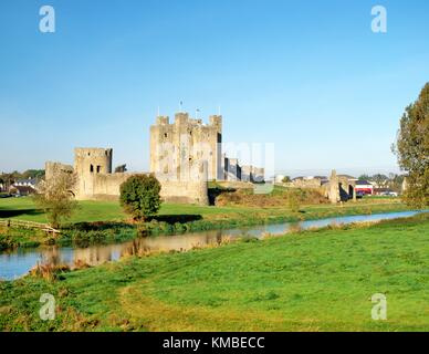 Castello di Trim, uno dei più grandi castelli normanni in Irlanda, nella città di rivestimento sul fiume Boyne, nella contea di Meath. Foto Stock