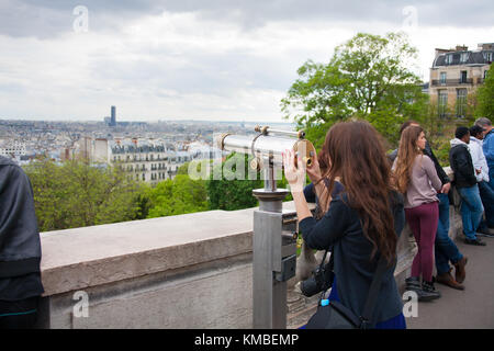 Parigi, Francia - 13 maggio 2013: giovane bella donna sulla piattaforma di osservazione in edificio di Montparnasse di Parigi, Francia. Foto Stock