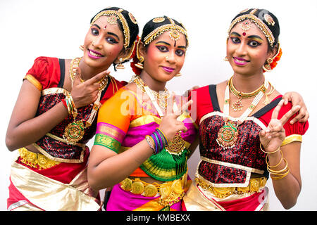 Ritratto di giovani artisti indiani adulti in costume tradizionale durante il festival Thaipusam e le celebrazioni a Georgetown, Penang, Malesia. Foto Stock