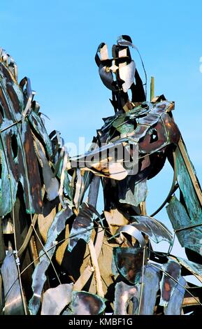 'Il capotribù gaelico' statua in acciaio da Maurice Harron ispirata alla battaglia del Curlews. Ballinafad, Roscommon, Irlanda. Foto Stock