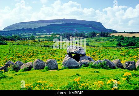 Grave 7, parte del Cimitero Megalitico di Carrowmore, con la regina Maeve il cairn sul vertice di Knocknarea dietro. Nella contea di Sligo, Irlanda. Foto Stock