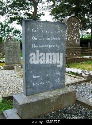 Pietra tombale tomba del poeta W.B.Yeats a protestante del San Colombano la chiesa parrocchiale a Drumcliff, nella contea di Sligo, Irlanda. Foto Stock