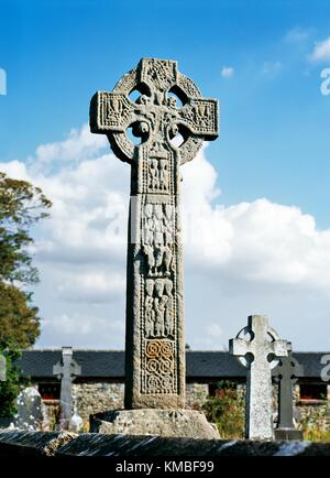 Medioevale cristiana celtica alta Croce nel sagrato a Drumcliff, nella contea di Sligo, Irlanda. Vicino alla tomba del poeta W. Yeats. Foto Stock