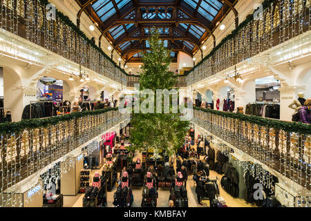 Albero di Natale nell'atrio del grande magazzino Jenners a Edimburgo, Scozia, Regno Unito Foto Stock