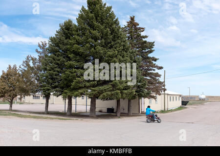 Un ragazzo su uno scooter a motore Foto Stock