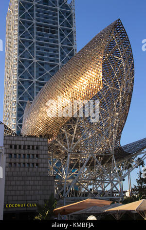 Pez y Esfera scultura di Frank Gehry lungomare di Barcellona Spagna Foto Stock