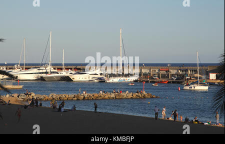 Spiaggia di Barcellona e marina a Port Olimpic Spagna Foto Stock