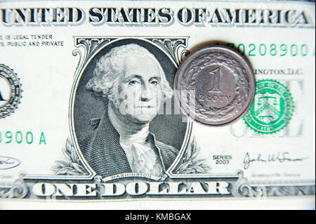 Gli Stati Uniti uno-dollaro ($1) con George Washington e uno zloty polacco coin © Wojciech Strozyk / Alamy Stock Photo Foto Stock