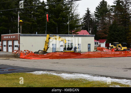 Attrezzature da costruzione lavorando su una fondazione per un'aggiunta al speculatore volontario dei Vigili del Fuoco in costruzione speculatore, NY. Foto Stock