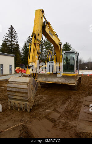 Kobelco 115 SR Escavatore DZ parcheggiato nella sporcizia in una area di costruzione in speculatore, NY Foto Stock