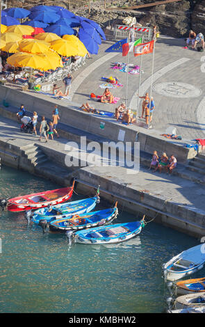 Porto e le barche, Vernazza, Cinque Terre Liguria, Italia, Europa Foto Stock