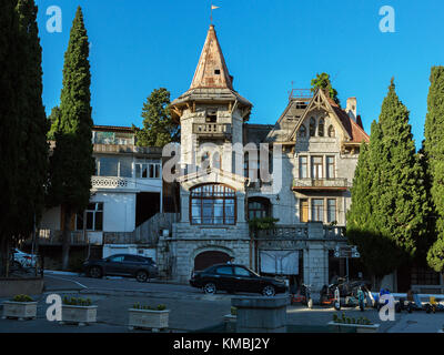 Villa xenia - villa della fine del XIX - inizio del XX secolo in stile neo-barocco, un monumento architettonico in Crimea città di Simeiz. Foto Stock