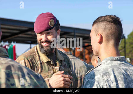 Dutch Sgt. Il Mag. Sebastiaan Kievith prepara al pin l'Netherland del salto di ali di un U.S. Paracadutista esercito in Sicilia la zona di caduta durante il ventesimo annuale di Randy Oler Memorial il funzionamento del giocattolo goccia, a Fort Bragg, North Carolina, Dic 01, 2017. Quest'anno, otto paesi partecipano ed essi includono; la Colombia, Canada, Lettonia, Paesi Bassi, Svezia, Italia, Germania e Polonia. Il funzionamento del giocattolo Drop, ospitato dall'U.S. Esercito degli affari civili e le operazioni psicologiche il comando (Airborne) è il più grande combinati airborne operazione condotta in tutto il mondo. L'evento consente di soldati la possibilità di allenarsi sul t Foto Stock