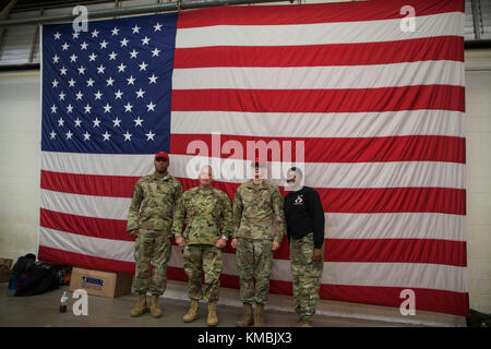 Brig. Richard Sele Vice comandante generale dell'esercito degli Stati Uniti, il comando degli affari civili e delle operazioni psicologiche (Airborne) (USACAPOC) pone con i rigatori alla 20esima operazione annuale Randy Oler Memorial Toy Drop, ospitata da USAPAPOC, 01 dicembre 2017 a Pope Air Field, North Carolina. Operazione Toy Drop è la più grande operazione combinata aerea del mondo con la partecipazione di otto paracadutisti nazionali partner e consente ai soldati di allenarsi sulla loro specialità militare professionale, mantenere la loro disponibilità aerea, e restituire alla comunità locale. (STATI UNITI Esercito Foto Stock