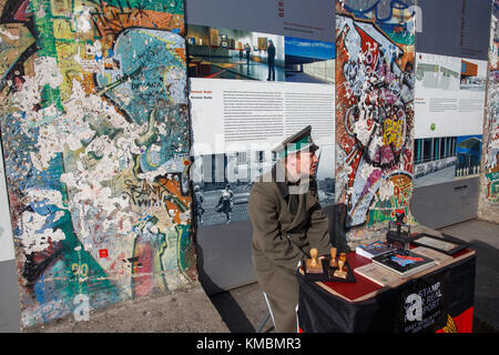 Attore come soldato russo nella parte anteriore delle rovine del muro di Berlino a Potsdamer Platz di Berlino, Germania. Foto Stock