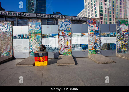 Attore come soldato russo nella parte anteriore delle rovine del muro di Berlino a Potsdamer Platz di Berlino, Germania. Foto Stock