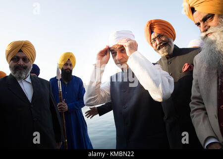 Sindaco di Londra Sadiq Khan visita il Tempio d'oro di Amritsar in India dove ha incontrato i leader religiosi e ha reso omaggio al più importante luogo di pellegrinaggio della religione Sikh. Foto Stock