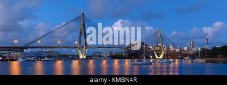 Vista panoramica del Ponte di Anzac di notte, Glebe, Sydney, NSW, Australia Foto Stock