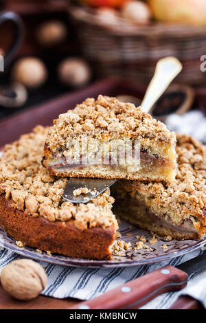 Pezzo di freschi fatti in casa mela e cannella crumb coffee cake Foto Stock