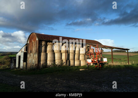 Devon fienile con rusty corragated lenzuola,un fienile è un edificio agricolo solitamente su Fattorie,le strutture di memorizzazione per non trebbiate cereali e foraggi, la Foto Stock