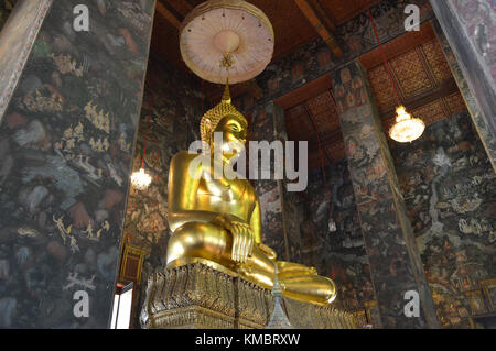 Phra Sri Sakyamuni, l atteggiamento di soggiogare Mara Buddha, Wat Suthat Thepphawararam, Bangkok, Thailandia Foto Stock