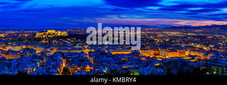 Panorama con Atene in Grecia durante la notte Foto Stock