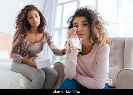 Preoccupato per il giovane lady sostenendo il suo povero ha sottolineato Suor Foto Stock