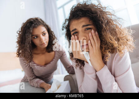 Ha sottolineato la ragazza chiedendole sorella per aiutare durante il pianto Foto Stock