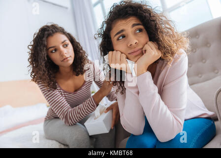 Triste pensieroso lady chiedendo aiuto dal suo migliore amico Foto Stock