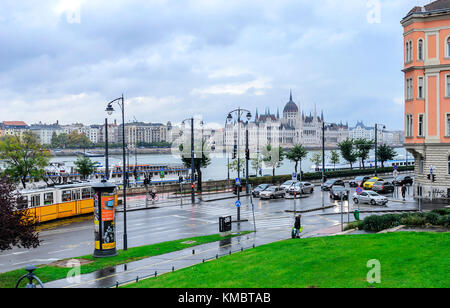 Il traffico sulle strade di Budapest. Foto Stock