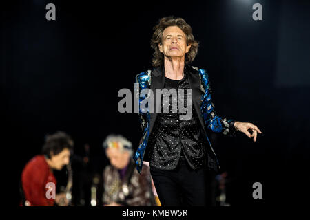 Germania, Duesseldorf - Ottobre 09, 2017. I Rolling Stones, il leggendario inglese rock band, esegue un concerto dal vivo a Esprit Arena di Duesseldorf. Qui il cantante e cantautore Mick Jagger è visto dal vivo sul palco. (Photo credit: Gonzales foto / Iris Edinger). Foto Stock