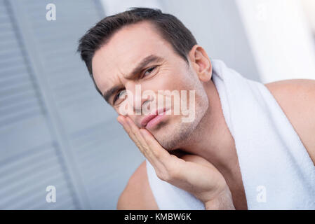 A disagio uomo bello sperimentare mal di denti Foto Stock