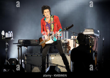 Germania, Duesseldorf - Ottobre 09, 2017. I Rolling Stones, il leggendario inglese rock band, esegue un concerto dal vivo a Esprit Arena di Duesseldorf. Qui il chitarrista Ronnie Wood è visto dal vivo sul palco. (Photo credit: Gonzales foto / Iris Edinger). Foto Stock