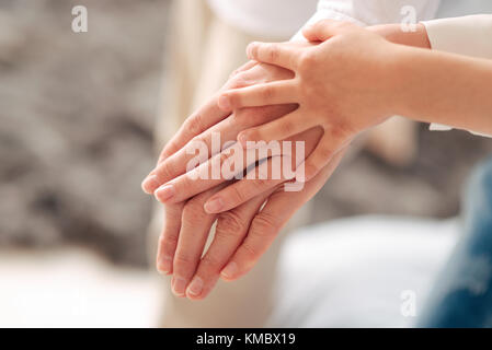 Mani di tre generazioni di essere tenuti insieme Foto Stock