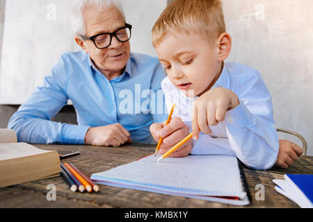 Positivo il nonno di Nizza aiutando il suo nipote Foto Stock