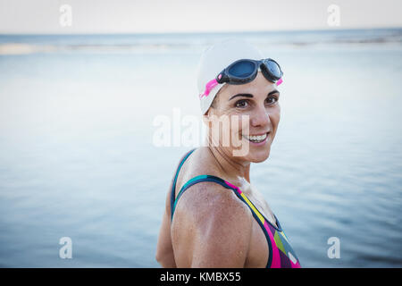 Ritratto sorridente femmina matura open water nuotatore a ocean Foto Stock