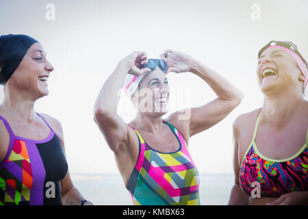 Ridendo femmina acqua aperta nuotatori Foto Stock