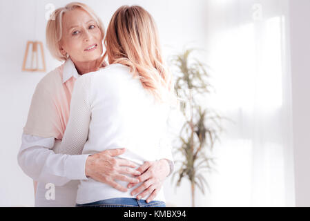 Bella piacevole madre e figlia che abbraccia ogni altro Foto Stock