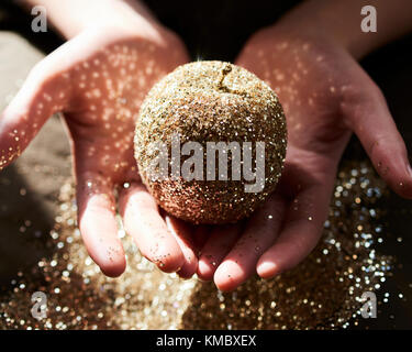 Mani coppettazione golden glitter apple Foto Stock