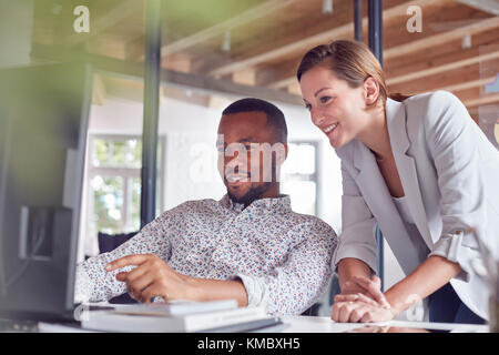 Imprenditore e imprenditrice lavorando al computer in ufficio Foto Stock