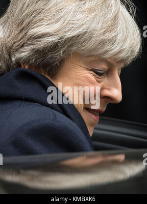 Il primo ministro Theresa Maggio lascia 10 Downing Street, Londra, Primo Ministro di domande in House of Commons appena poche ore dopo che è stato rivelato che un complotto per uccidere il suo era stato sventato. Foto Stock
