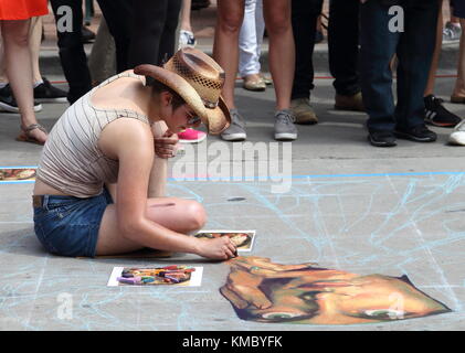 Denver Colorado - 3 giugno 2017: 2017 denver chalk art festival in Larimer Square. Foto Stock